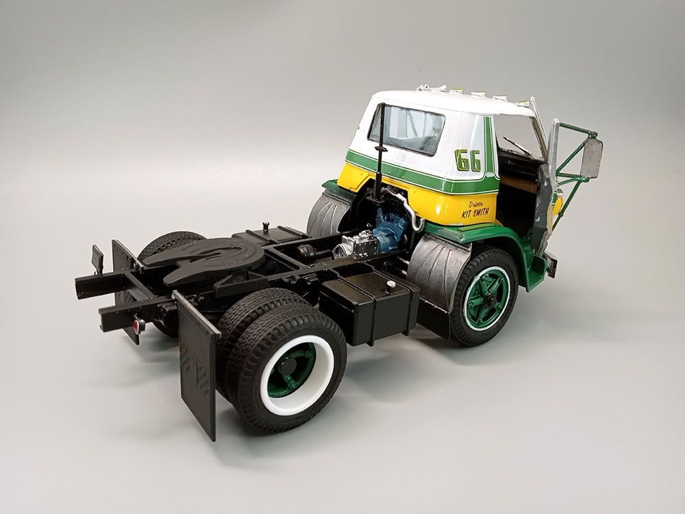 AMT 1/25 1966 Dodge L700 Truck w/ Flatbed Racing Trailer – image 11