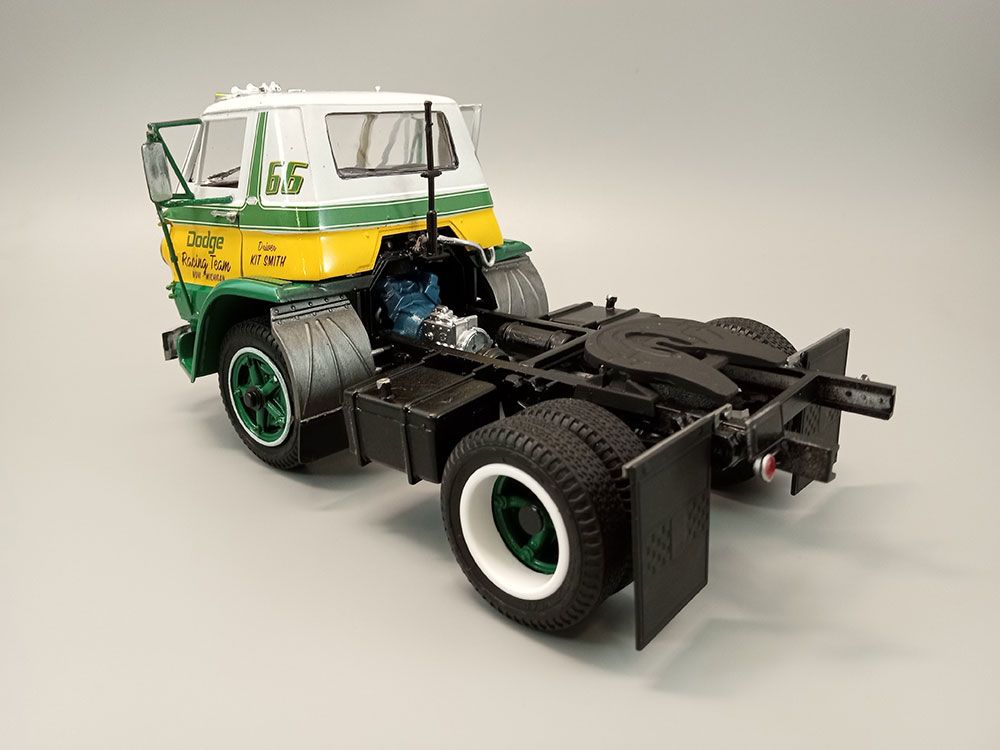 AMT 1/25 1966 Dodge L700 Truck w/ Flatbed Racing Trailer – image 12