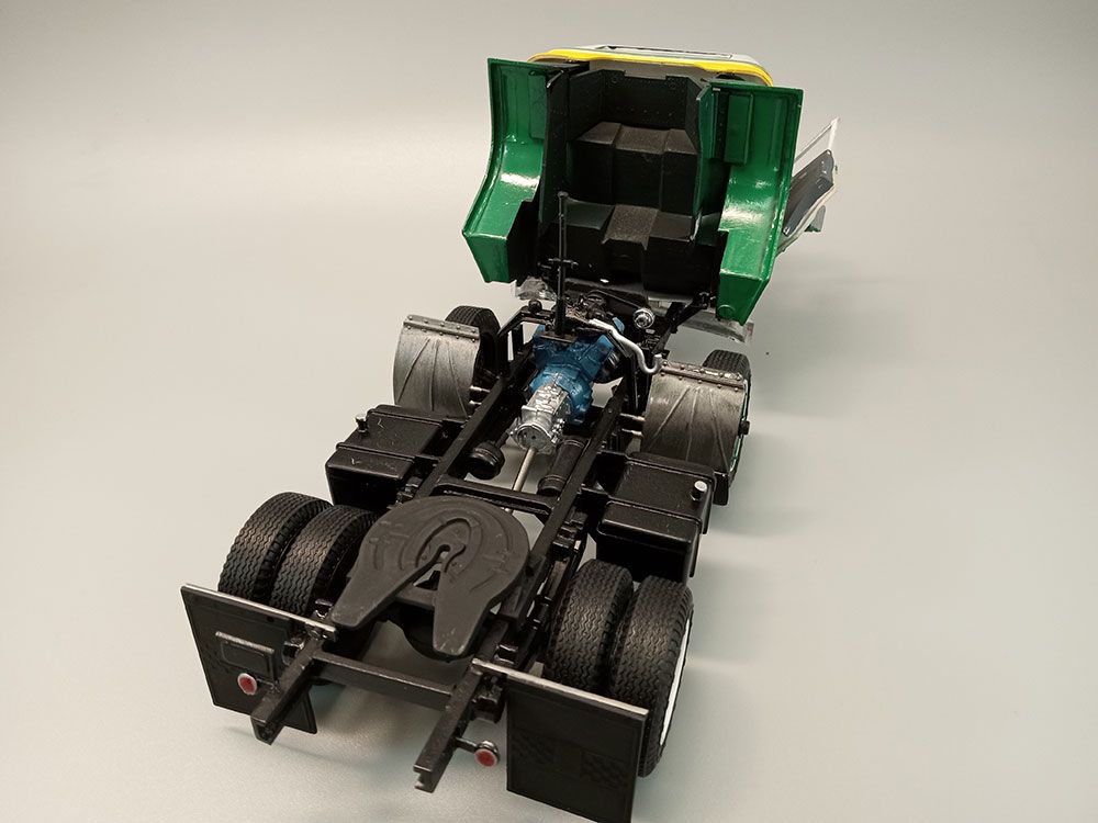 AMT 1/25 1966 Dodge L700 Truck w/ Flatbed Racing Trailer – image 13