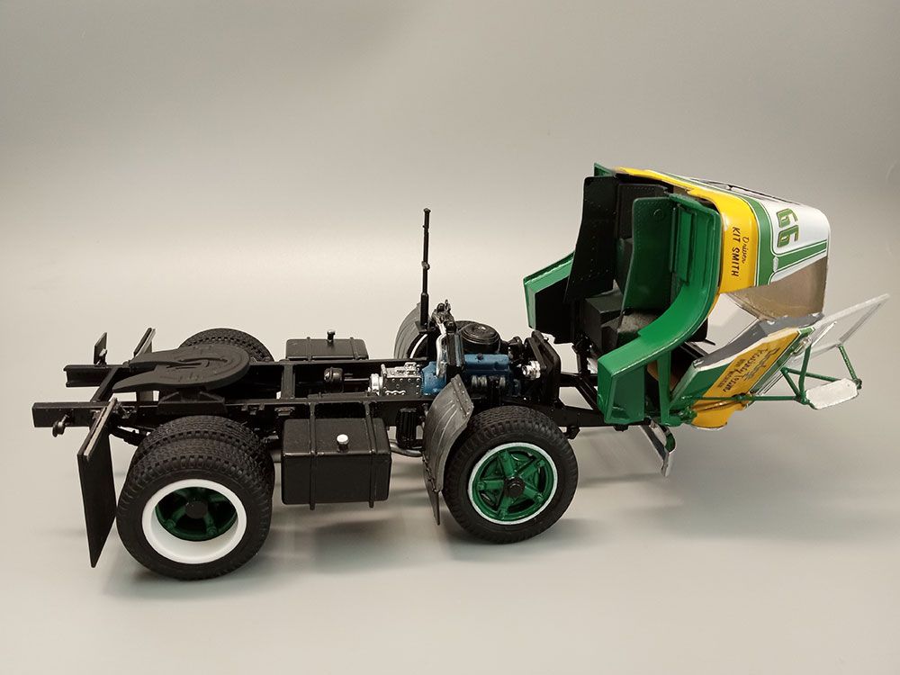 AMT 1/25 1966 Dodge L700 Truck w/ Flatbed Racing Trailer – image 14