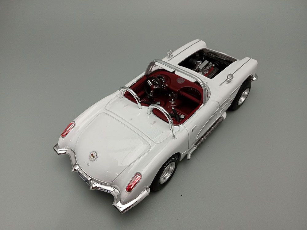AMT 1/25 1960 Chevrolet Corvette Model Kit (Level 2) – image 6