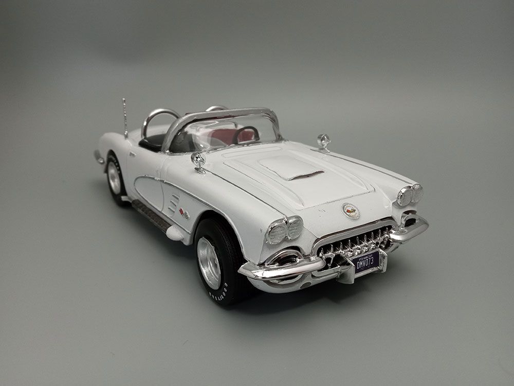 AMT 1/25 1960 Chevrolet Corvette Model Kit (Level 2) – image 8