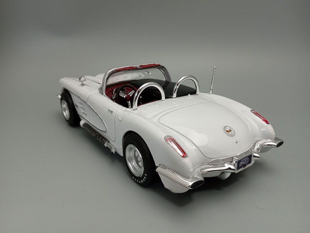 AMT 1/25 1960 Chevrolet Corvette Model Kit (Level 2) – image 9