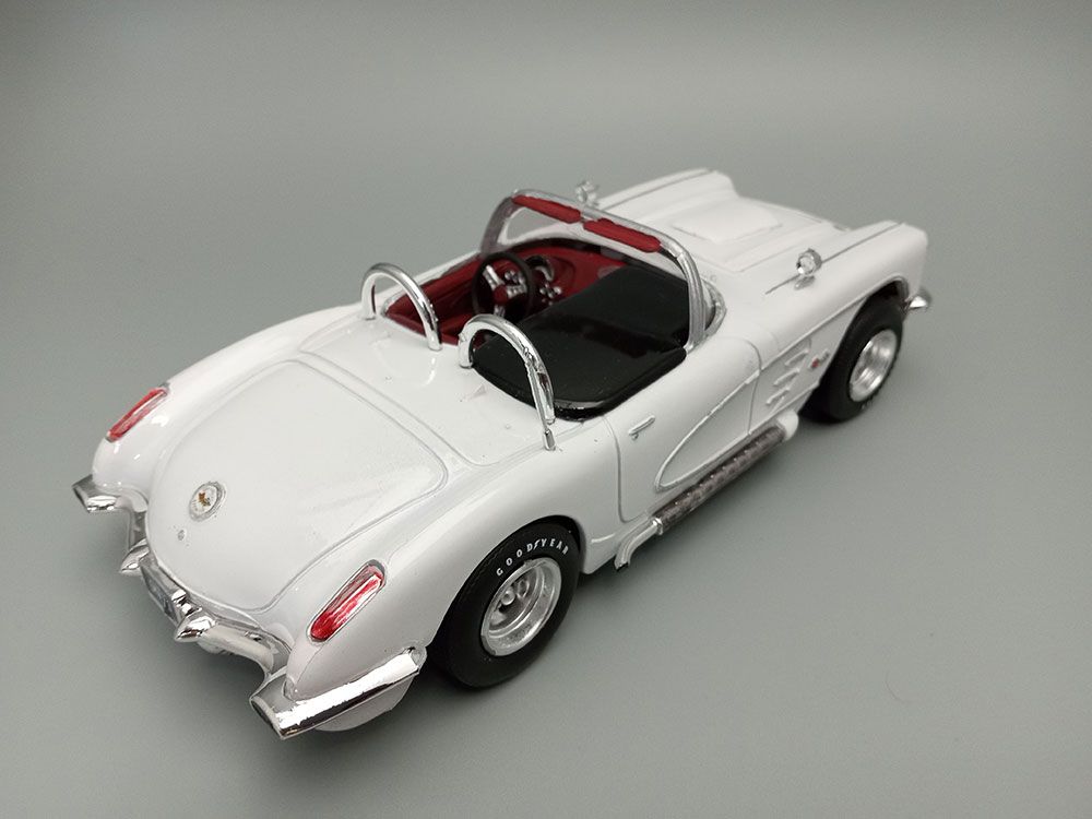 AMT 1/25 1960 Chevrolet Corvette Model Kit (Level 2) – image 10