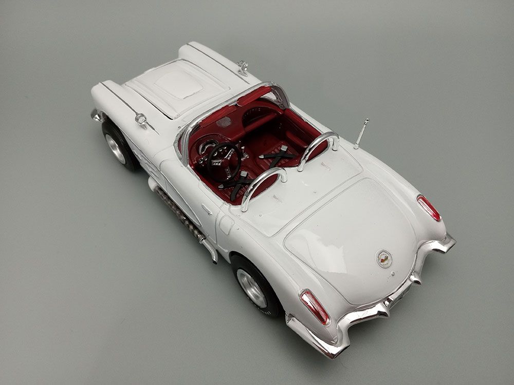 AMT 1/25 1960 Chevrolet Corvette Model Kit (Level 2) – image 11