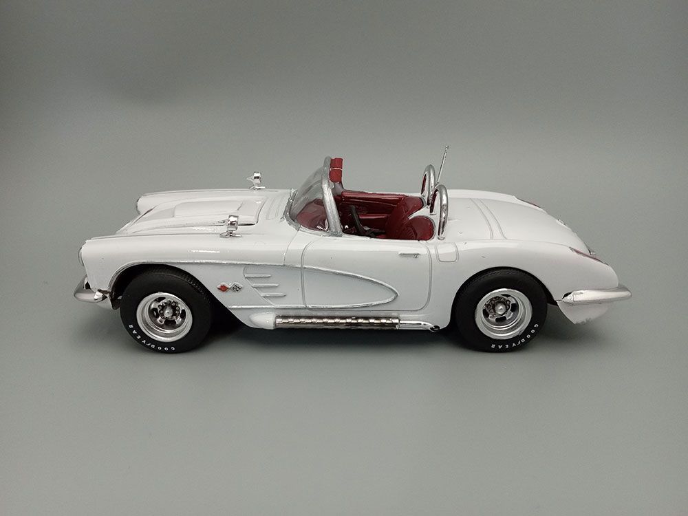 AMT 1/25 1960 Chevrolet Corvette Model Kit (Level 2) – image 12