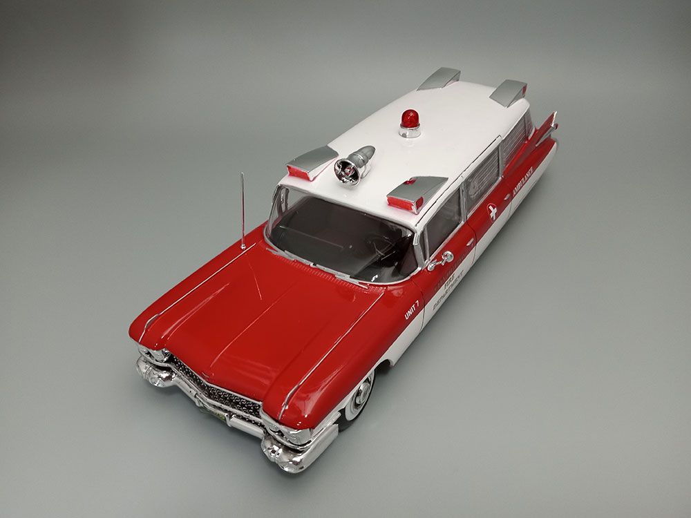 AMT 1/25 1959 Cadillac Ambulance With Gurney – image 4