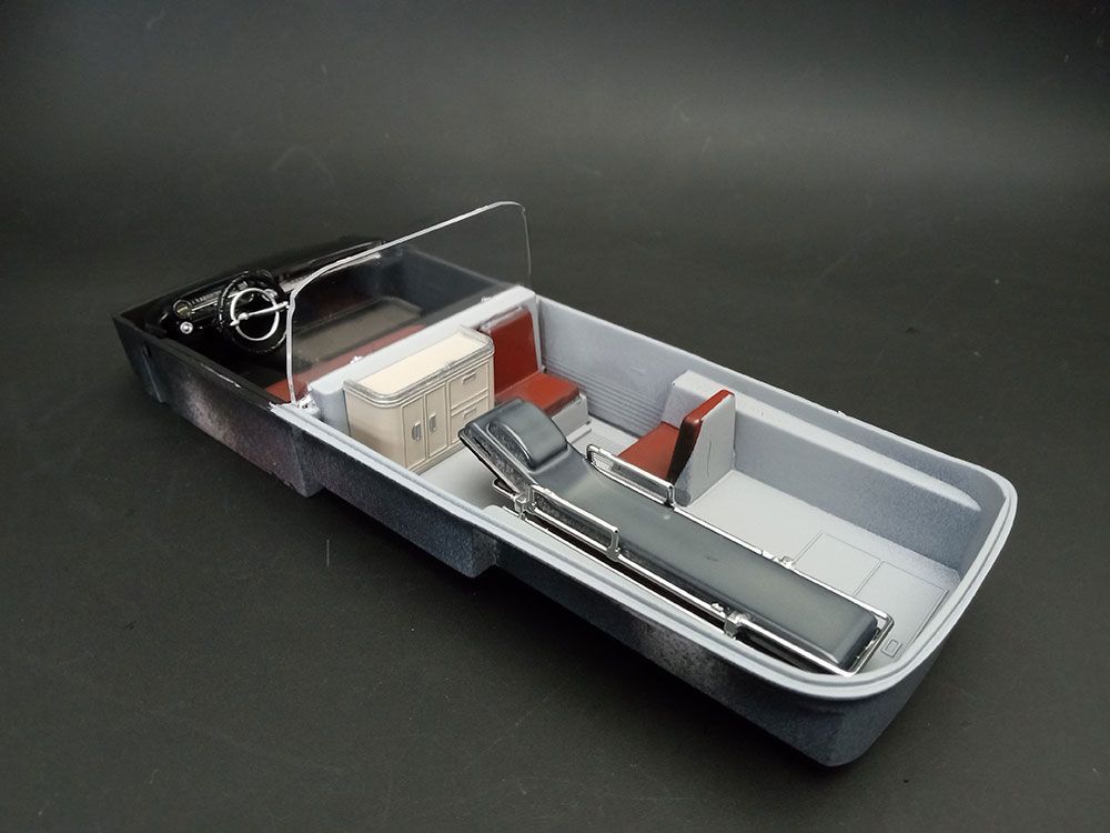AMT 1/25 1959 Cadillac Ambulance With Gurney – image 6