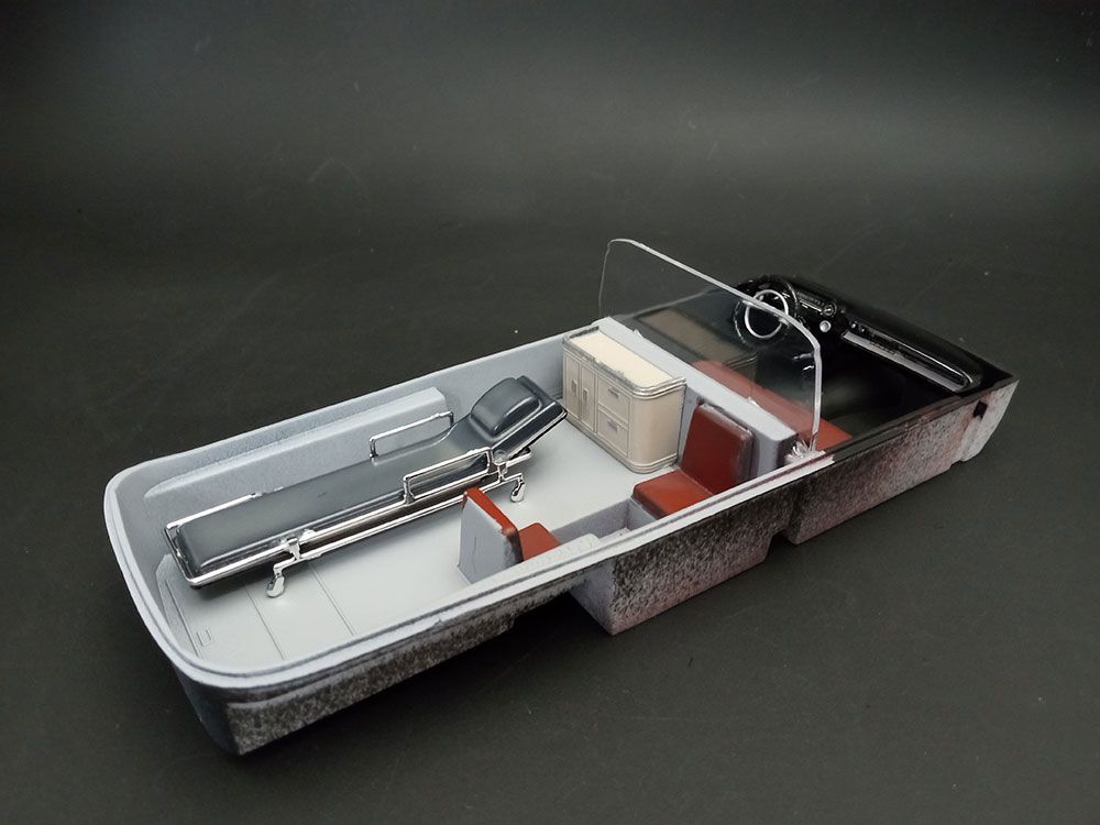 AMT 1/25 1959 Cadillac Ambulance With Gurney – image 7