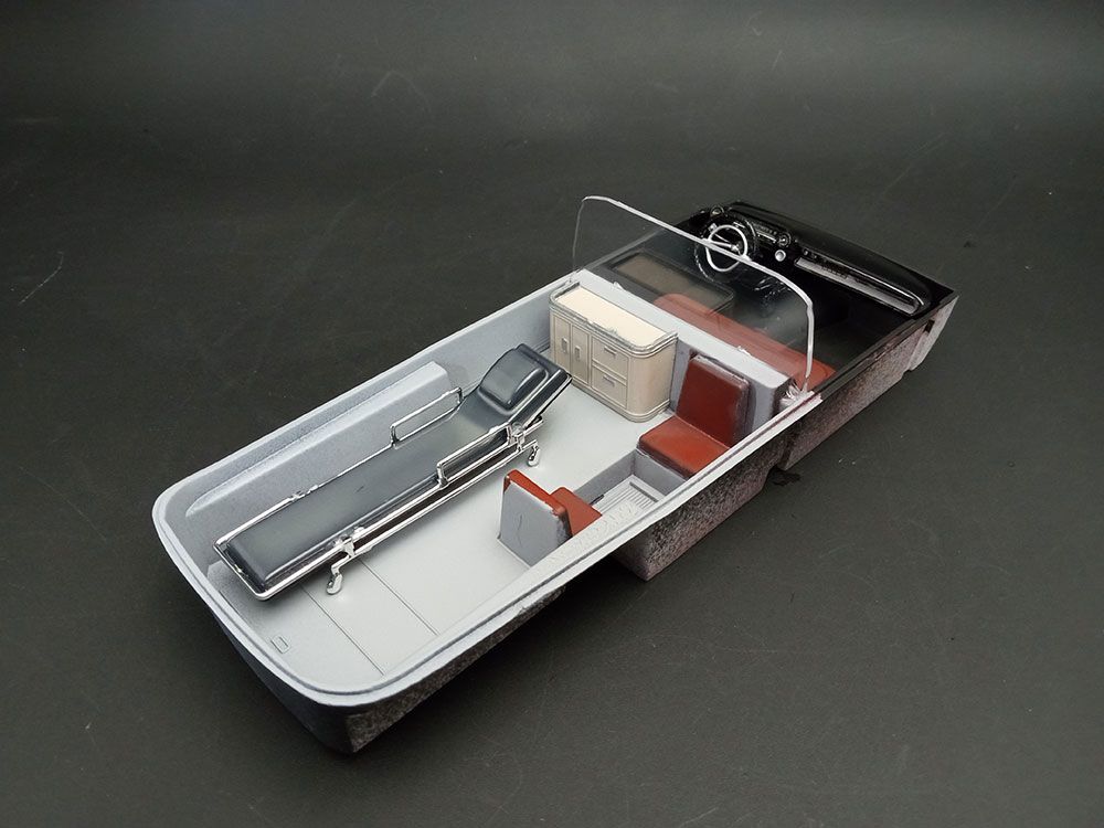 AMT 1/25 1959 Cadillac Ambulance With Gurney – image 8