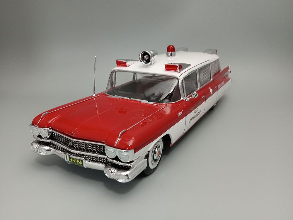 AMT 1/25 1959 Cadillac Ambulance With Gurney – image 15