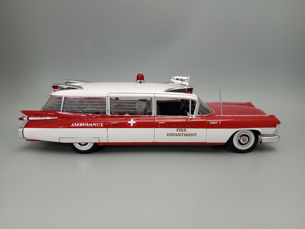 AMT 1/25 1959 Cadillac Ambulance With Gurney – image 16