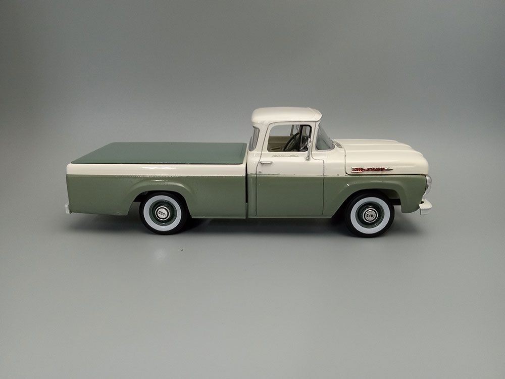 AMT 1/25 1960 Ford F-100 Pickup With Trailer (New Tooling) – image 14