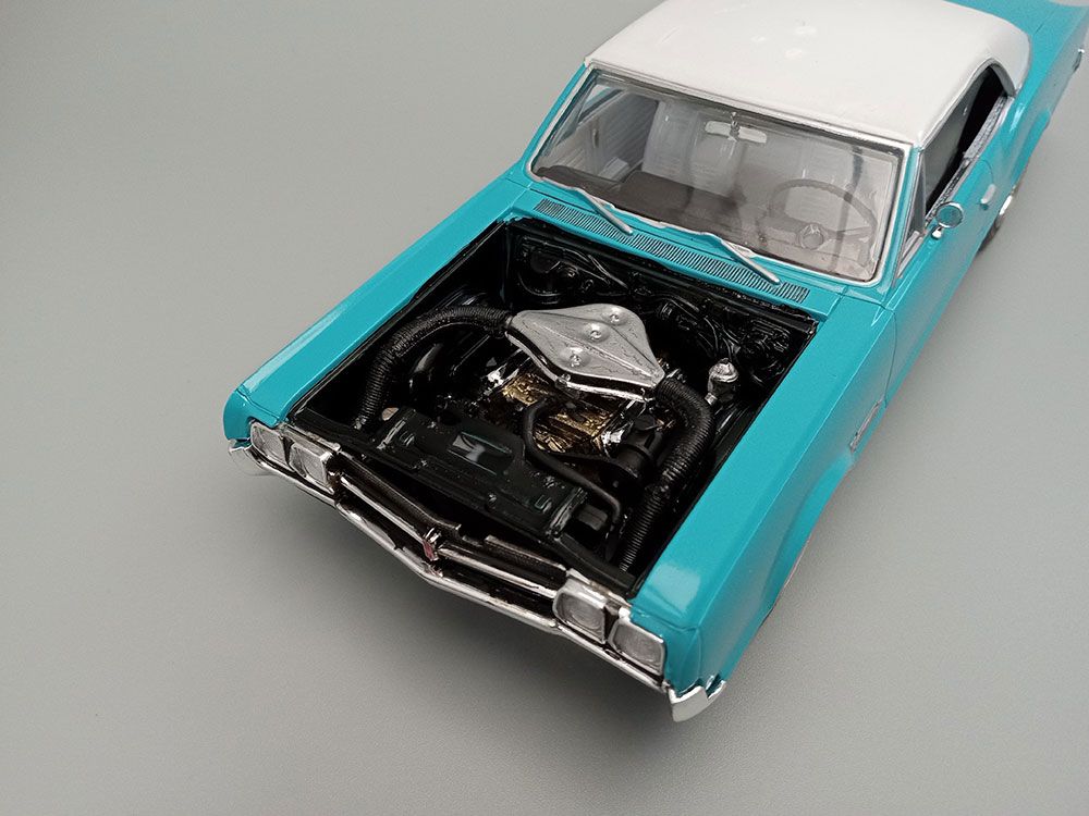 AMT 1/25 1966 Olds 442 Hardtop Model Kit – image 3
