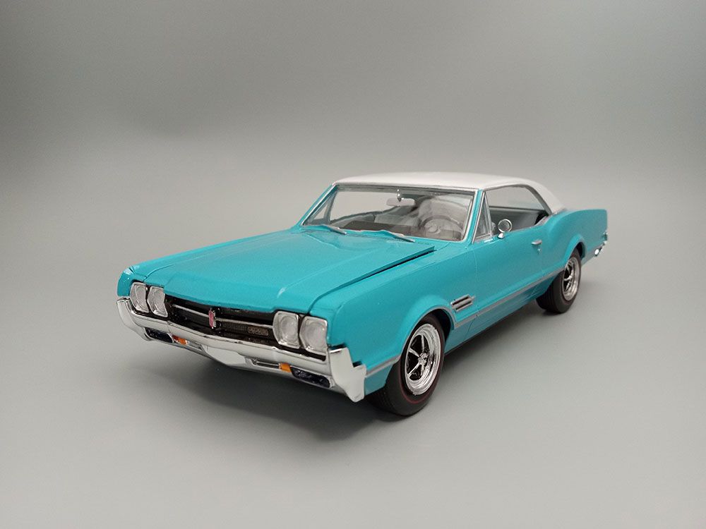 AMT 1/25 1966 Olds 442 Hardtop Model Kit – image 6
