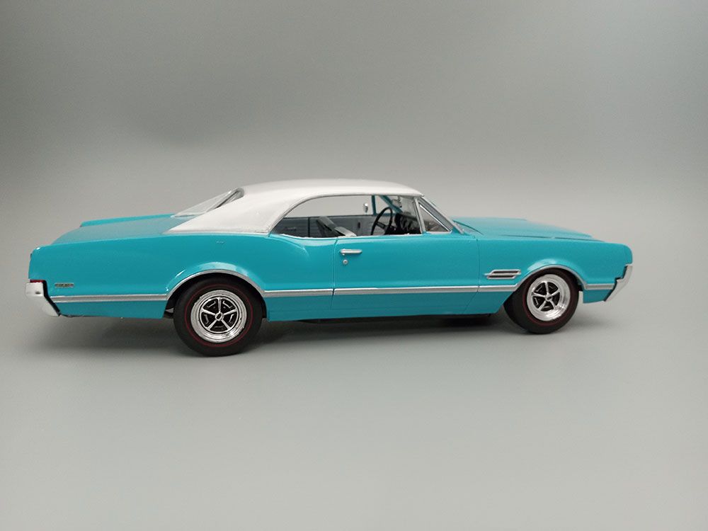 AMT 1/25 1966 Olds 442 Hardtop Model Kit – image 8