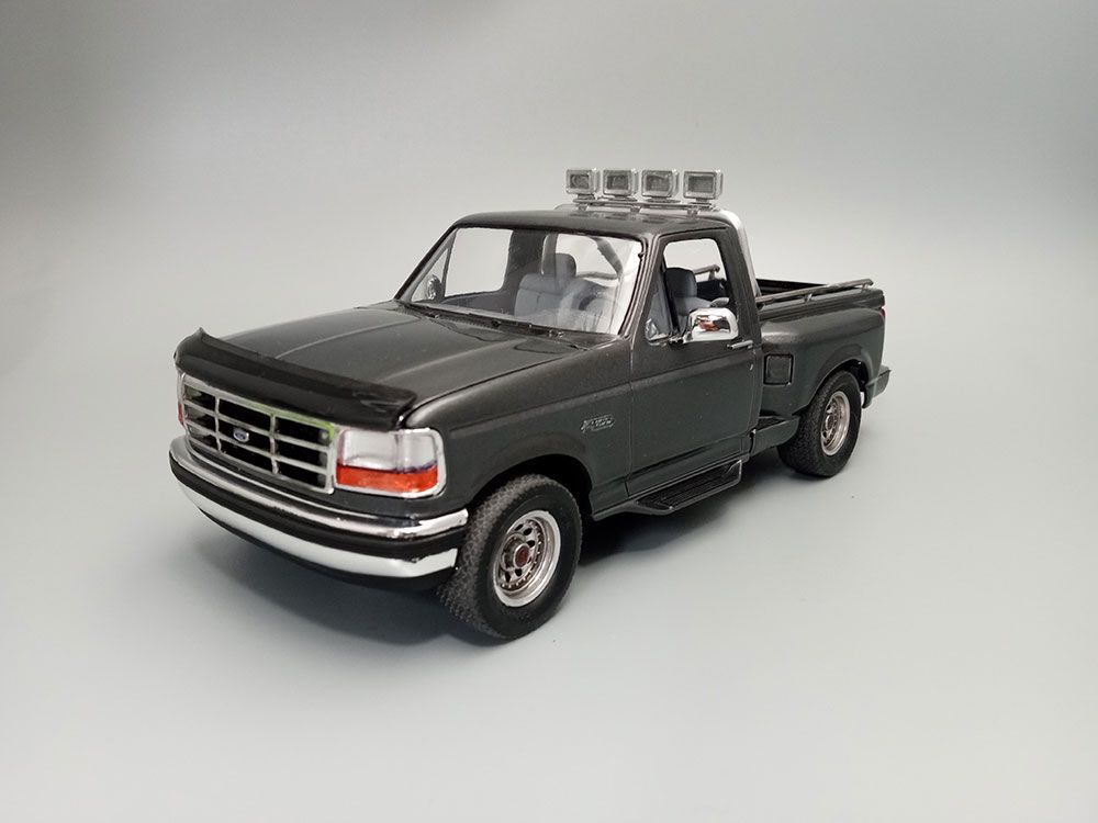 AMT 1/25 1992 Ford F-150 Flareside (Level 2) – image 8