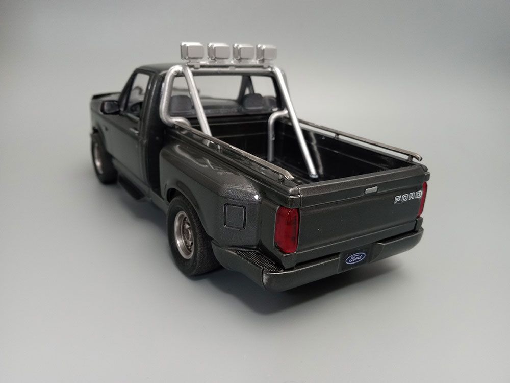 AMT 1/25 1992 Ford F-150 Flareside (Level 2) – image 10