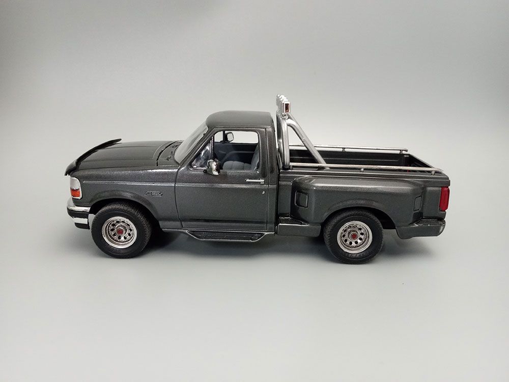 AMT 1/25 1992 Ford F-150 Flareside (Level 2) – image 11