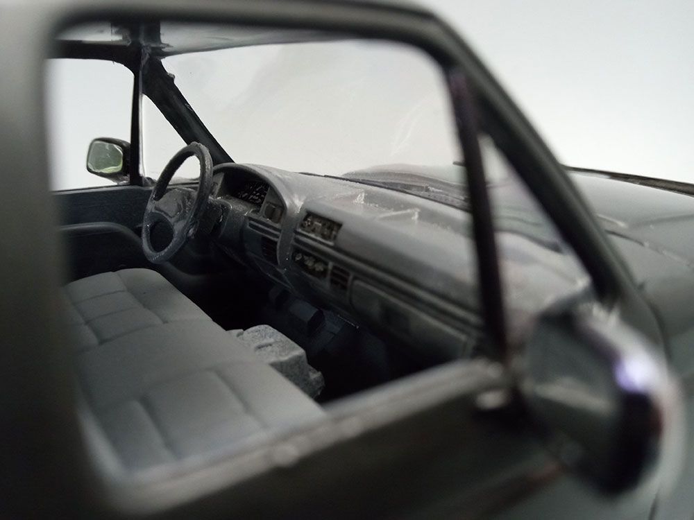 AMT 1/25 1992 Ford F-150 Flareside (Level 2) – image 12