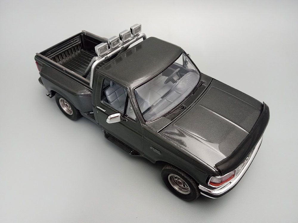 AMT 1/25 1992 Ford F-150 Flareside (Level 2) – image 13