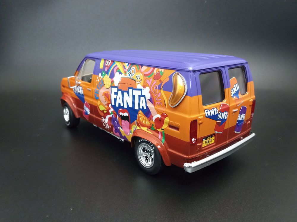 AMT 1/25 1977 Ford Custom Van Fanta (Level 2) – image 3