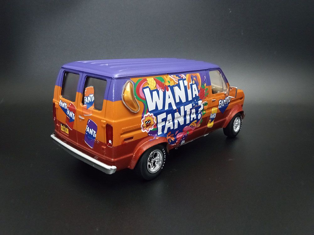 AMT 1/25 1977 Ford Custom Van Fanta (Level 2) – image 4