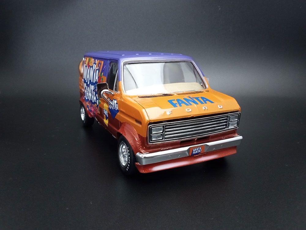 AMT 1/25 1977 Ford Custom Van Fanta (Level 2) – image 5