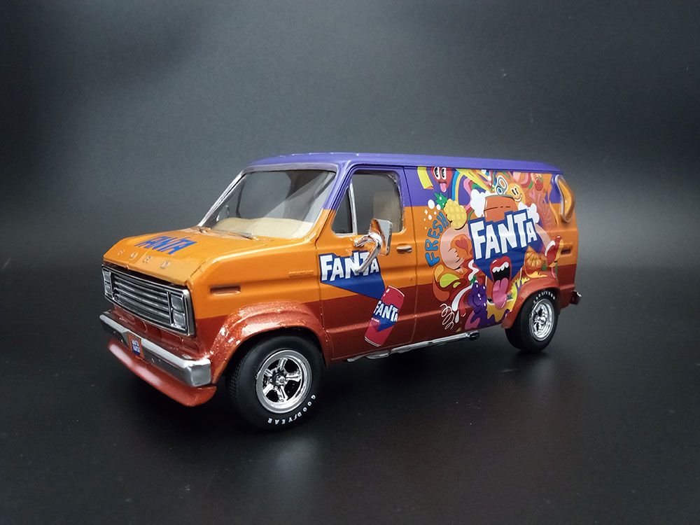 AMT 1/25 1977 Ford Custom Van Fanta (Level 2) – image 6