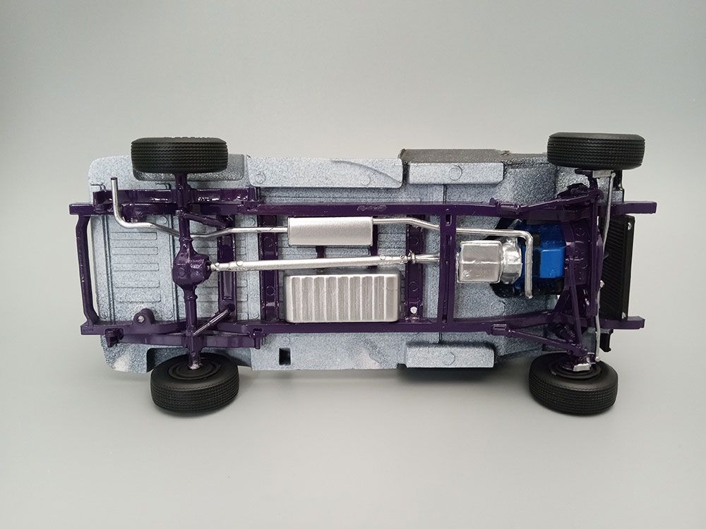 AMT 1/25 1977 Ford Custom Van Fanta (Level 2) – image 10
