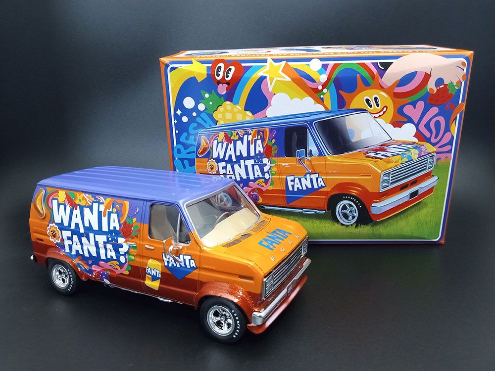 AMT 1/25 1977 Ford Custom Van Fanta (Level 2) – image 13