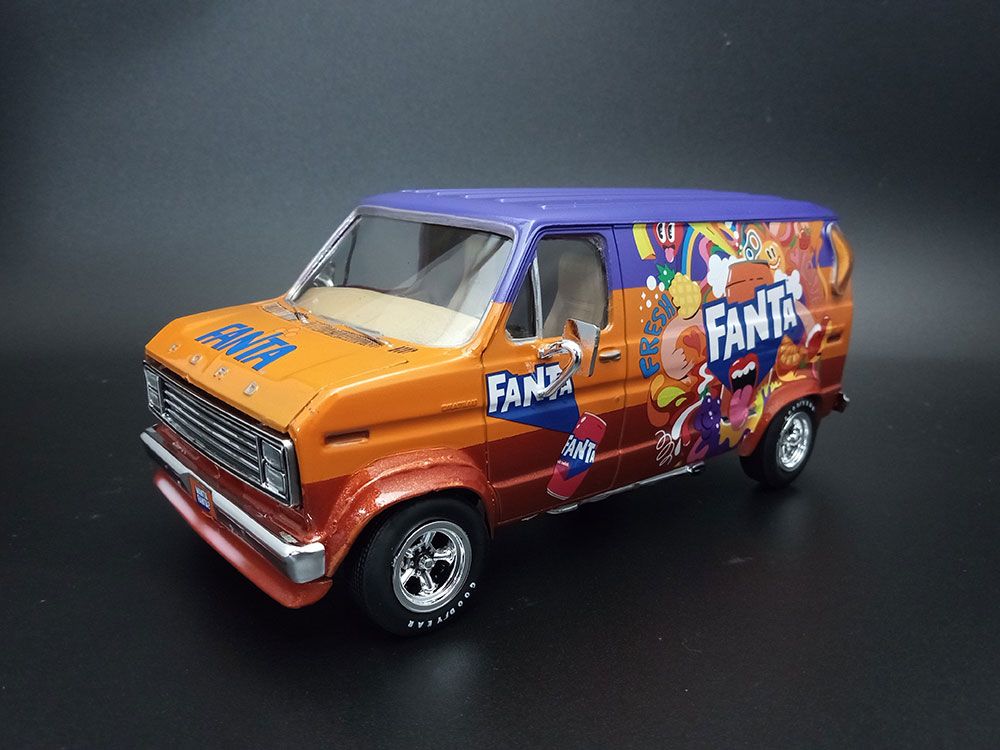 AMT 1/25 1977 Ford Custom Van Fanta (Level 2) – image 15