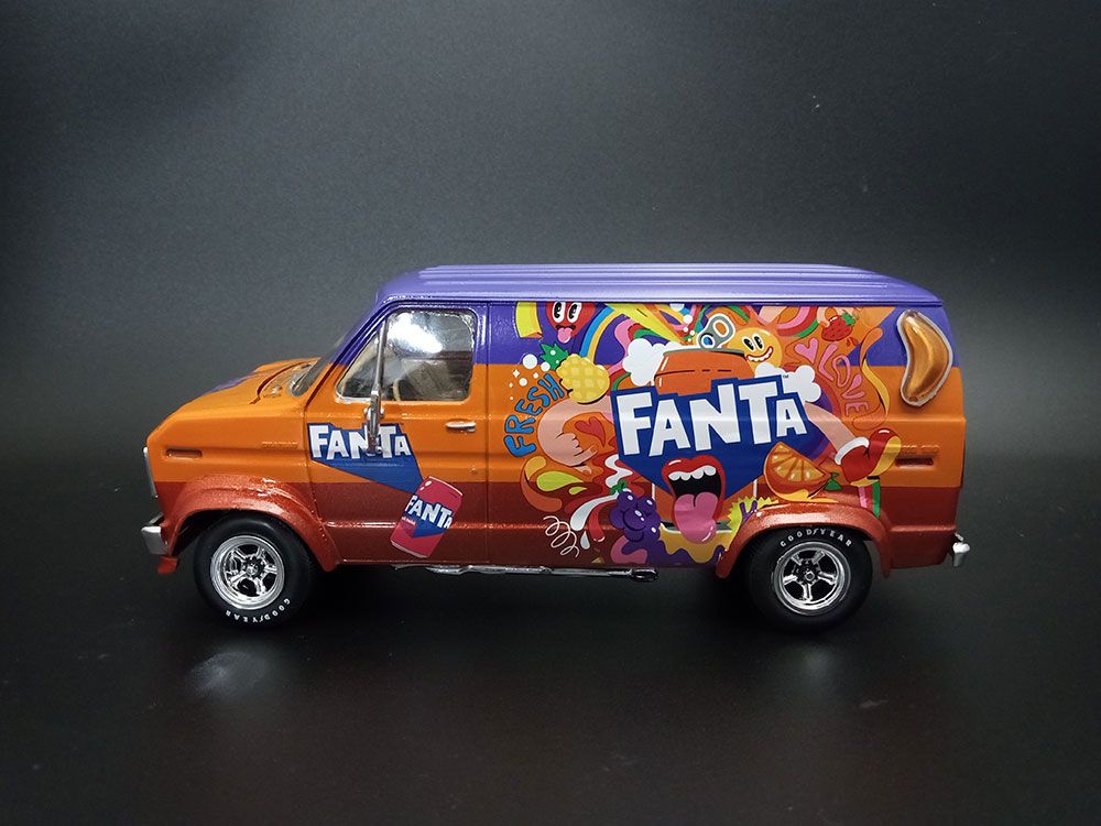 AMT 1/25 1977 Ford Custom Van Fanta (Level 2) – image 16