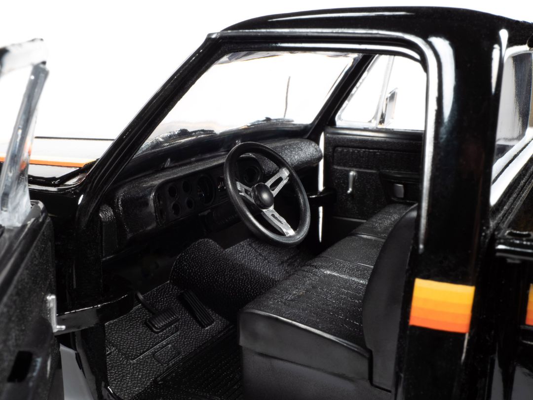 Auto World 1/18 1980 Dodge Pickup Step Side - Black – image 4