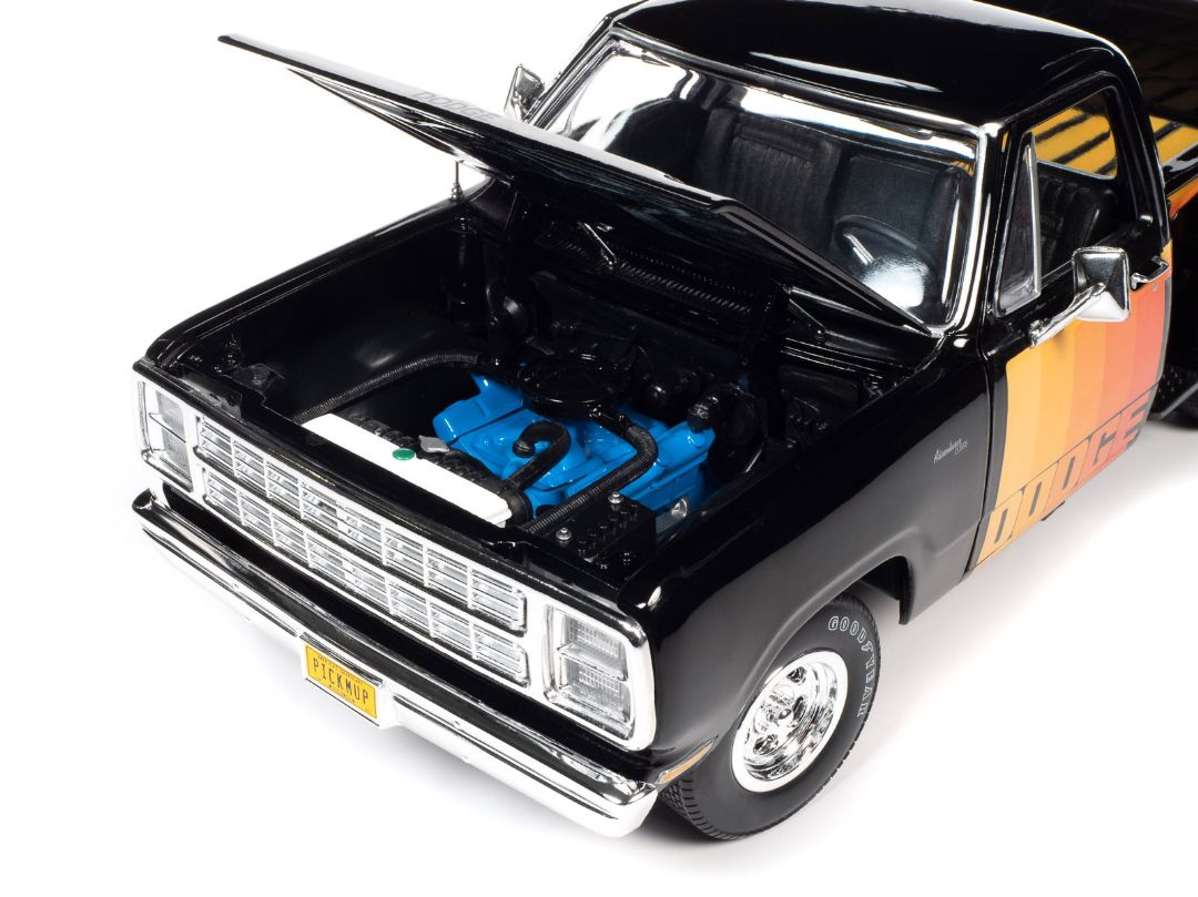 Auto World 1/18 1980 Dodge Pickup Step Side - Black – image 9