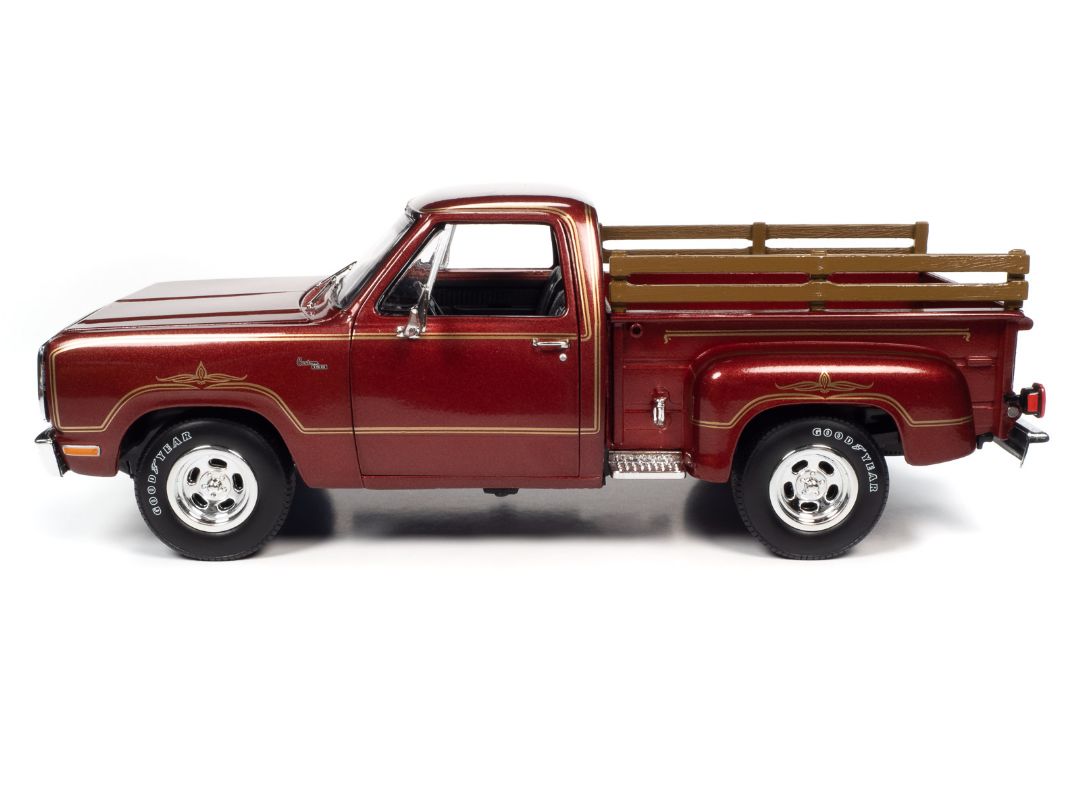 Auto World 1/18 1979 Dodge D100 Stepside Warlock II – image 6