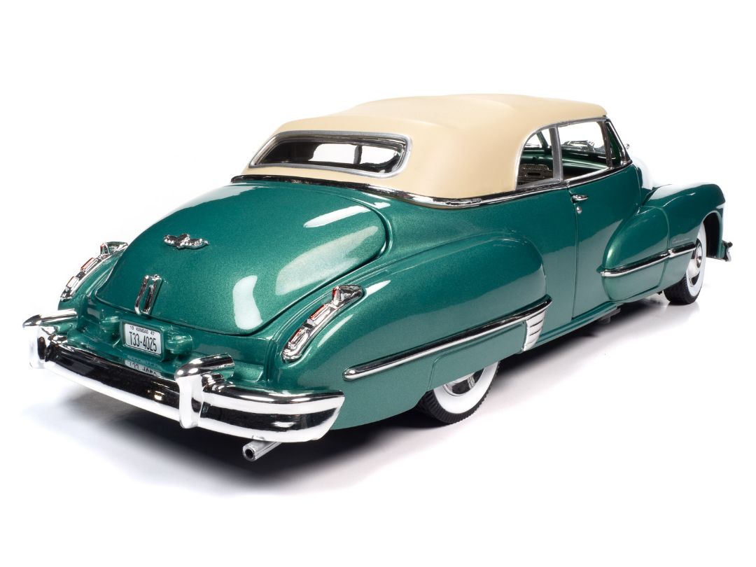Auto World 1/18 1947 Cadillac Series 62 Cabriolet - Green – image 2