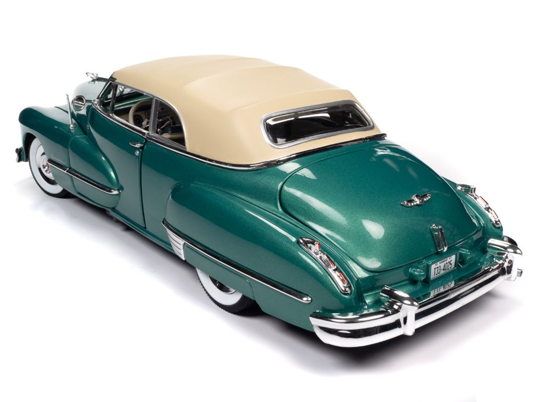 Auto World 1/18 1947 Cadillac Series 62 Cabriolet - Green – image 3