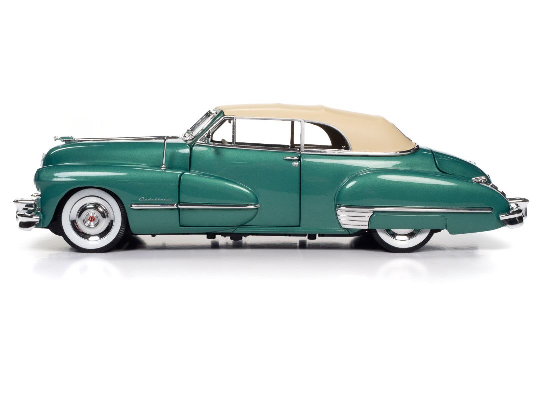 Auto World 1/18 1947 Cadillac Series 62 Cabriolet - Green – image 4