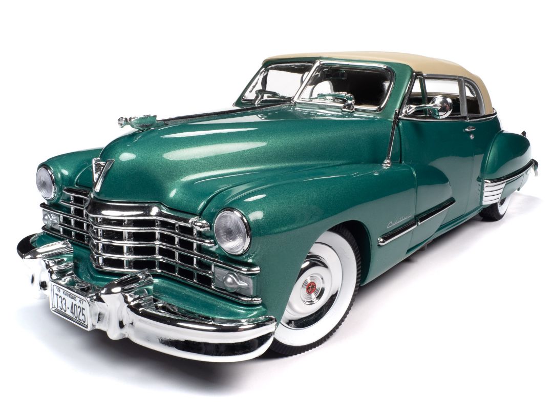 Auto World 1/18 1947 Cadillac Series 62 Cabriolet - Green – image 5