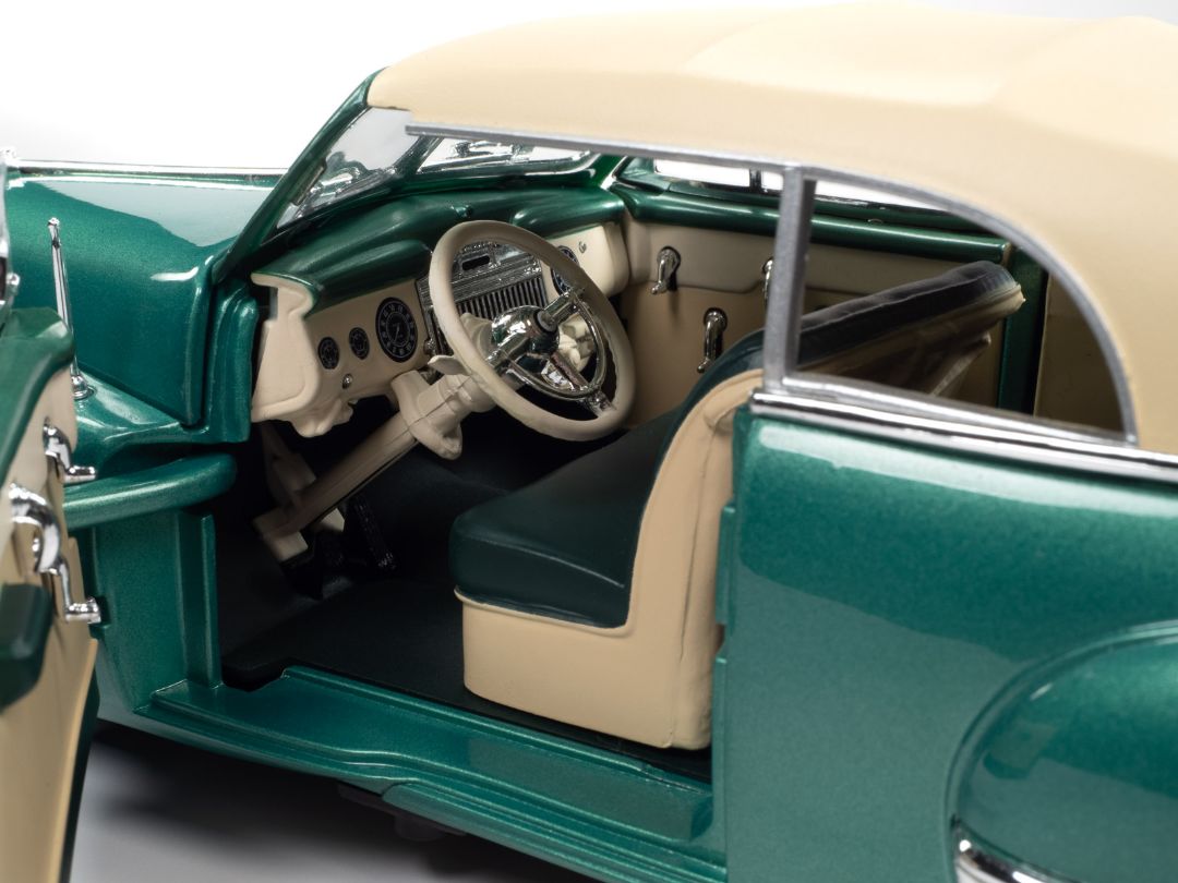 Auto World 1/18 1947 Cadillac Series 62 Cabriolet - Green – image 7
