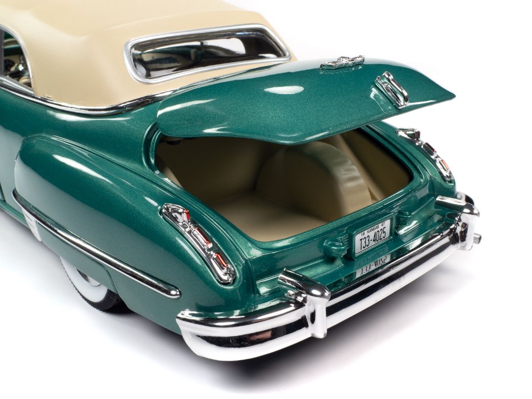 Auto World 1/18 1947 Cadillac Series 62 Cabriolet - Green – image 10