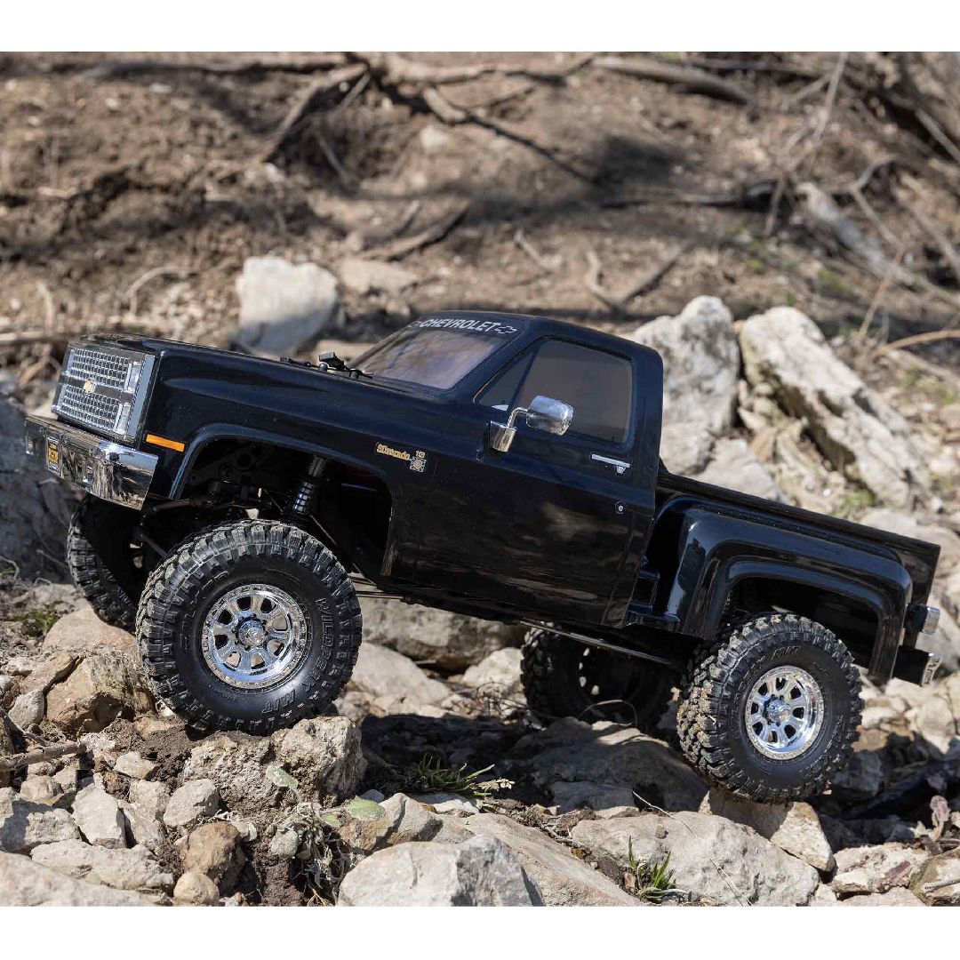 Axial 1/10 SCX10 III Base Camp Chevy K10 Brushed 4x4 RTR -Black – image 7