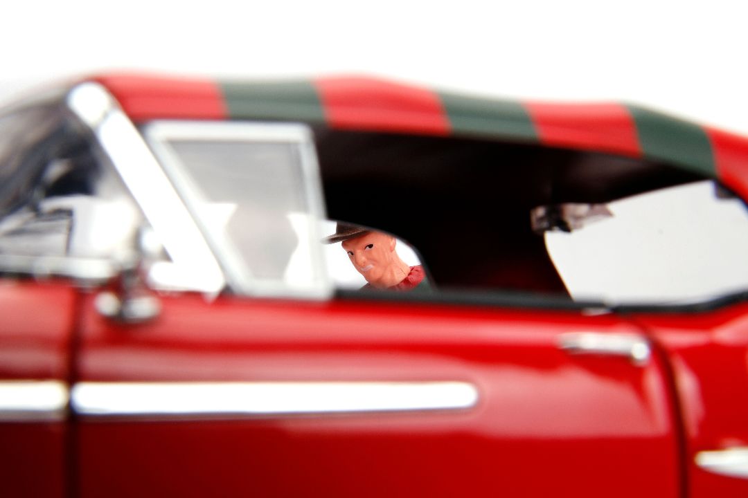 Jada 1/24 "Hollywood Rides" 1958 Cadillac Series 62 w/ Freddy – image 7