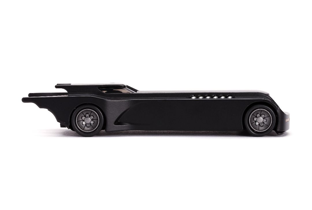 Jada 1/32 "Hollywood Rides" Animated Series Batmobile w/Batman – image 4