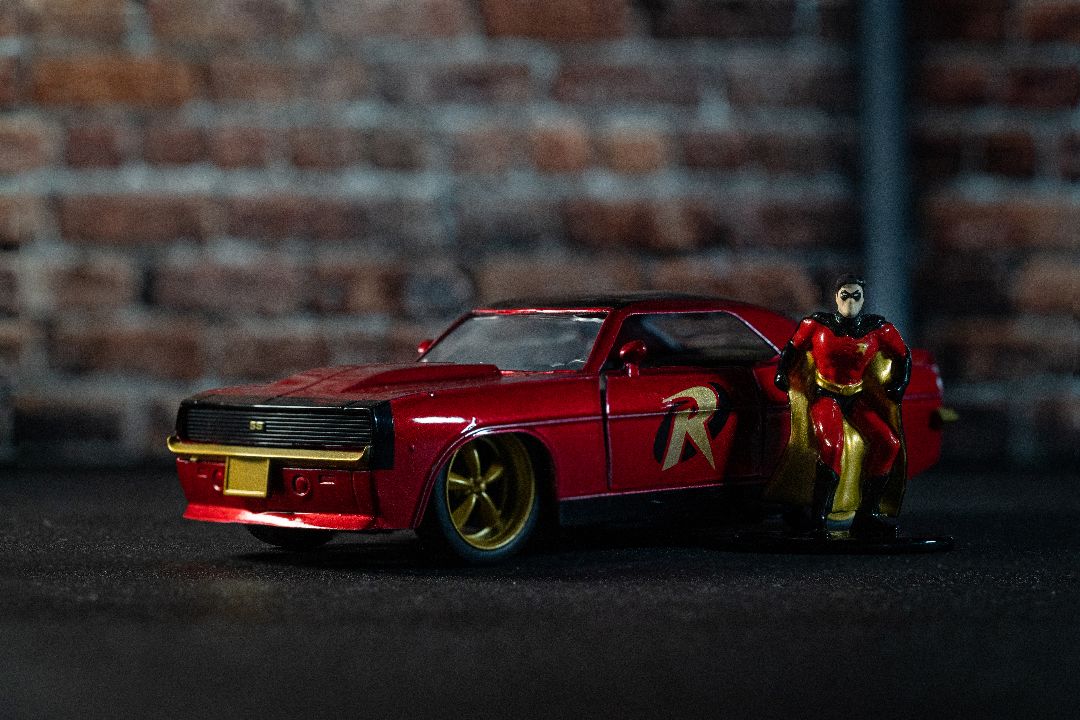 Jada 1/32 "Hollywood Rides" DC Comics 1969 Chevy Camaro w/Robin – image 19