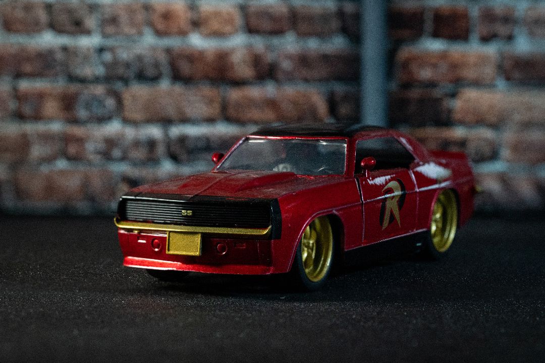 Jada 1/32 "Hollywood Rides" DC Comics 1969 Chevy Camaro w/Robin – image 21