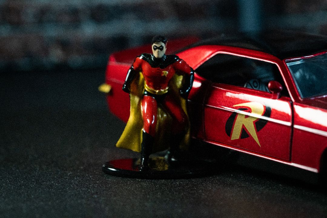 Jada 1/32 "Hollywood Rides" DC Comics 1969 Chevy Camaro w/Robin – image 22