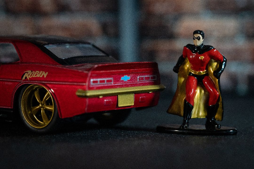 Jada 1/32 "Hollywood Rides" DC Comics 1969 Chevy Camaro w/Robin – image 23
