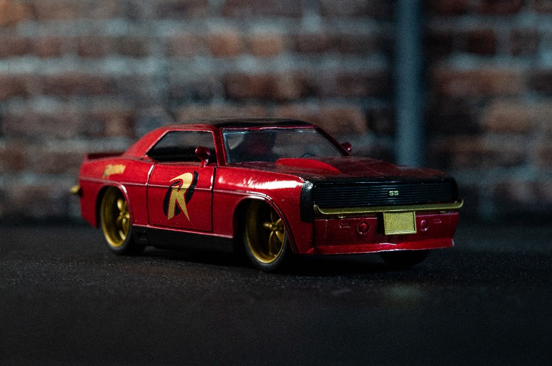 Jada 1/32 "Hollywood Rides" DC Comics 1969 Chevy Camaro w/Robin – image 25